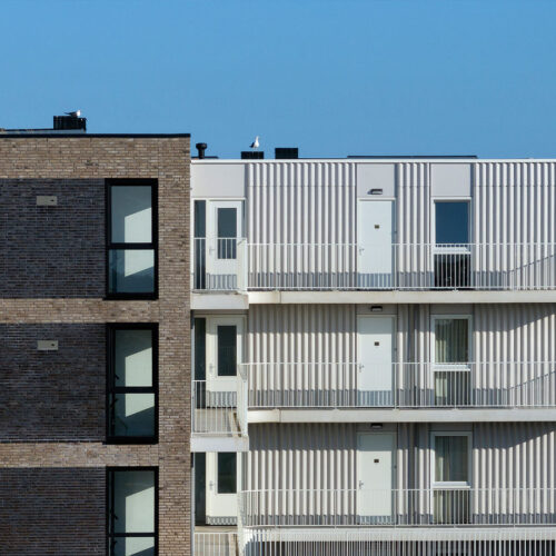 Kunststof kozijnen en Houten kozijnen voor 72 appartementen in Woerden. Foto van achterzijde van het project De Molenhoek.