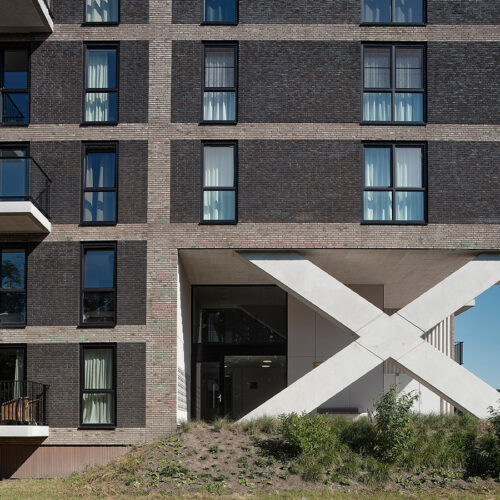 Kunststof kozijnen en Houten kozijnen voor 72 appartementen in Woerden. Foto van het zijaanzicht van het project De Molenhoek.