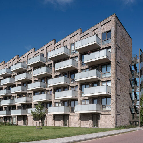 Kunststof kozijnen en Houten kozijnen voor 201 sociale huurwoningen in Ede. Foto van balkons en kozijnen van het project Op Enka.