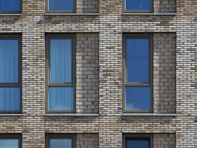 Kunststof kozijnen en Houten kozijnen voor 201 sociale huurwoningen in Ede. Foto van gesloten ramen van het project Op Enka.