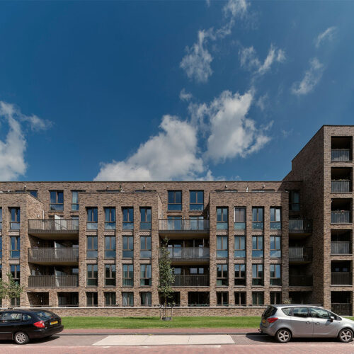 Kunststof kozijnen en Houten kozijnen voor 201 sociale huurwoningen in Ede. Foto van het project Op Enka.